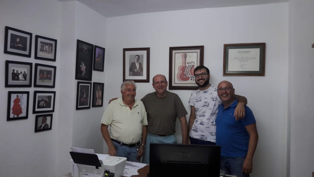 El expresidente de la AAFC, José Porras, junto al nuevo presidente, Manuel Baena, al vicepresidente; Paco de Dios, y al secretario, Rafael Ruz,, en la sede de la AAFC. 